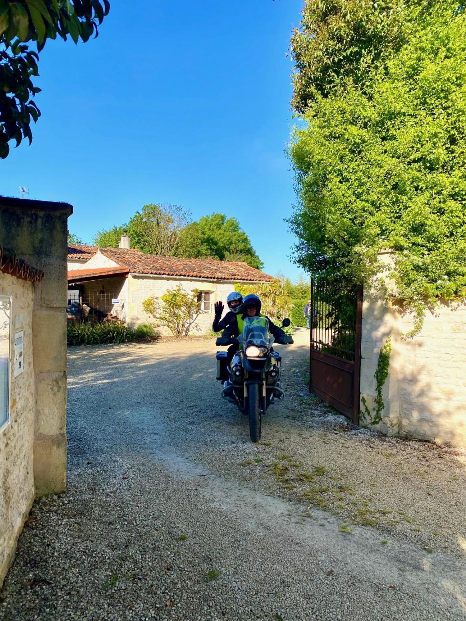 Aux Agapanthes, Chambres D'Hotes Charentaises De Charme Avec Piscine Aumagne Exterior foto